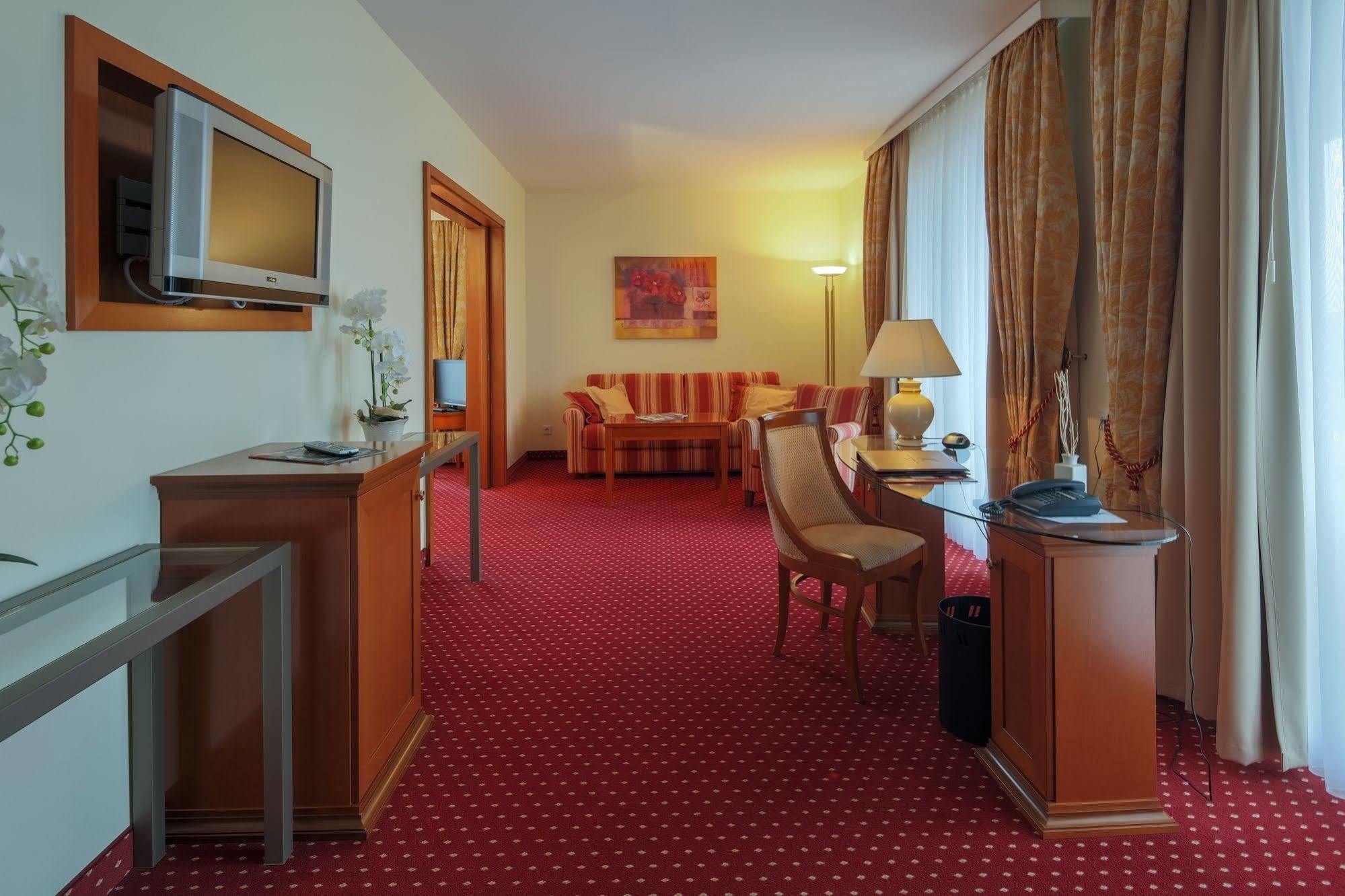 Hotel-Restaurant Kunz Pirmasens Exteriör bild